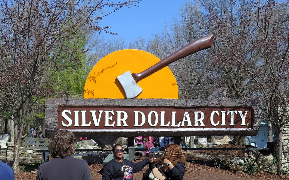 Silver Dollar City - Open, 9:30am–6:00pm