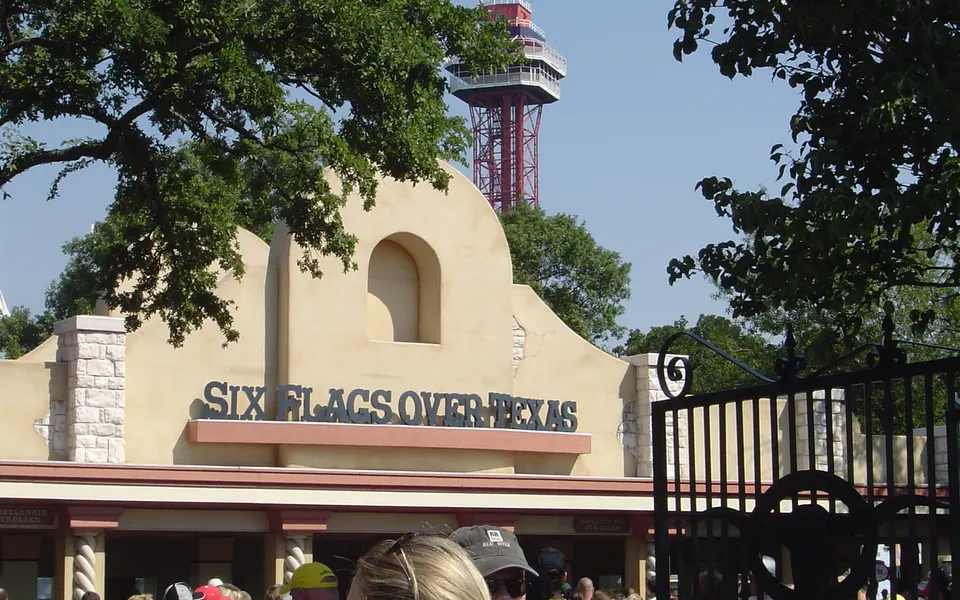 Six Flags Over Texas - Closed, No hours published