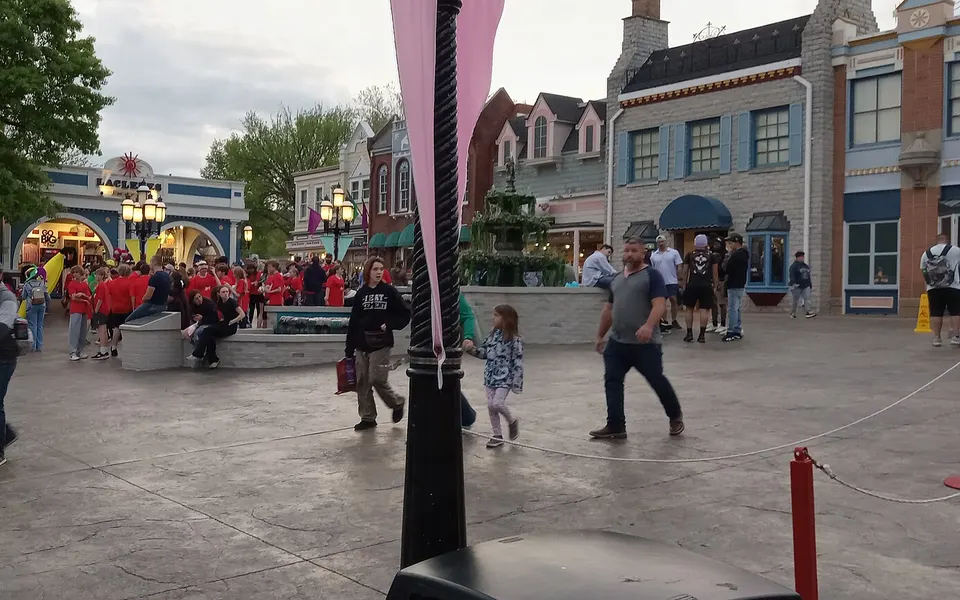Six Flags St Louis - Closed, No hours published