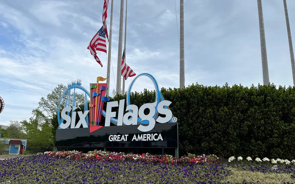 Six Flags Great America - Closed, No hours published
