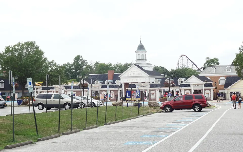 Six Flags America - Closed, No hours published